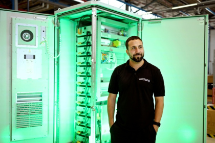 David Oudsandji, patron et cofondateur de Voltfang, sur le site de production et de stockage de batteries à Aix-La-Chapelle, le 19 août 2025 en Allemagne - Ina FASSBENDER (AFP)