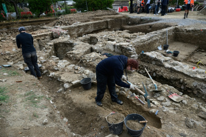 Des archéologues s'activent sur les vestiges d'un mausolée dans la cité gallo-romaine de Vienne, dans le Rhône, le 21 août 2025, sur le site de Saint-Romain-en-Gal - JEAN-PHILIPPE KSIAZEK (AFP) Des archéologues s'activent sur les vestiges d'un mausolée dans la cité gallo-romaine de Vienne, dans le Rhône, le 21 août 2025, sur le site de Saint-Romain-en-Gal - JEAN-PHILIPPE KSIAZEK (AFP)