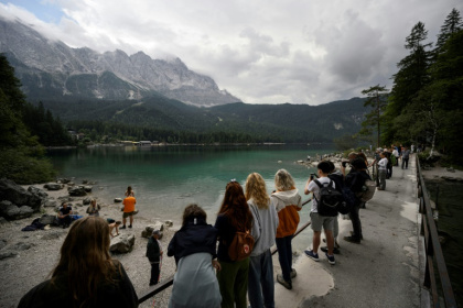 Des touristes admirent la vue du lac Eibsee, près de Garmisch-Partenkirchen, dans le sud de l'Allemagne, le 22 août 2025 - Philipp Guelland (AFP)