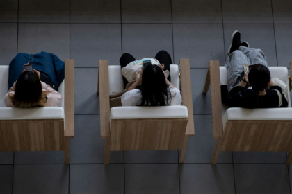 Une ville japonaise veut limiter l'utilisation des smartphones hors du temps de travail ou d'étude - Christophe SIMON (AFP)