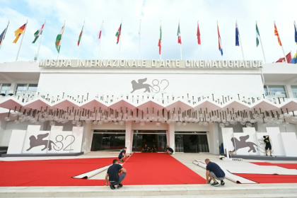 Des ouvriers installent le tapis rouge à la veille de l'ouverture de la 82e Mostra de Venise (Italie), le 26 août 2025 - Stefano RELLANDINI (AFP) Des ouvriers installent le tapis rouge à la veille de l'ouverture de la 82e Mostra de Venise (Italie), le 26 août 2025 - Stefano RELLANDINI (AFP)
