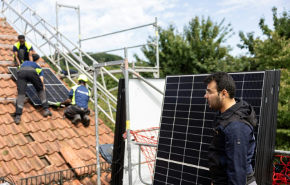 L'Afghan Rostam Nazari, co-fondateur de l'entreprise d'installation de panneaux solaires SolarBau24, à Lohra, près de Marbourg dans le centre de l'Allemagne, le 6 août 2025 - Hannes P. Albert (AFP) L'Afghan Rostam Nazari, co-fondateur de l'entreprise d'installation de panneaux solaires SolarBau24, à Lohra, près de Marbourg dans le centre de l'Allemagne, le 6 août 2025 - Hannes P. Albert (AFP)