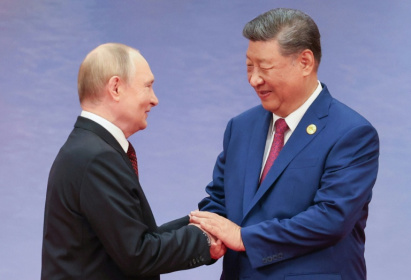 Le président chinois Xi Jinping salue son homologue ruse Vladimir Poutine lors d'un sommet à Tianjin le 31 août 2025. - Pedro PARDO (AFP) Le président chinois Xi Jinping salue son homologue ruse Vladimir Poutine lors d'un sommet à Tianjin le 31 août 2025. - Pedro PARDO (AFP)