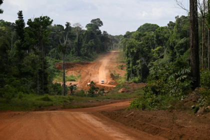 Un véhicule emprunte la route en terre reliant sur près de 500 km Georgetown, capitale du Guyana, à Lethem, dans le sud-ouest, à la frontière du Brésil, le 28 août 2025 - Joaquin Sarmiento (AFP) Un véhicule emprunte la route en terre reliant sur près de 500 km Georgetown, capitale du Guyana, à Lethem, dans le sud-ouest, à la frontière du Brésil, le 28 août 2025 - Joaquin Sarmiento (AFP)