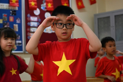 Un écolier suit un cours de français à l'école Doan Thi Diem d'Hanoï, la première de la capitale vietnamienne à avoir introduit le français en primaire, le 29 août 2025 - Nhac NGUYEN (AFP) Un écolier suit un cours de français à l'école Doan Thi Diem d'Hanoï, la première de la capitale vietnamienne à avoir introduit le français en primaire, le 29 août 2025 - Nhac NGUYEN (AFP)