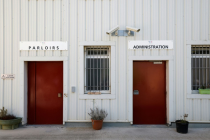 Entrée d'un parloire de la prison des Baumettes, à Marseille, le 26 juin 2023 - Ludovic MARIN (AFP) Entrée d'un parloire de la prison des Baumettes, à Marseille, le 26 juin 2023 - Ludovic MARIN (AFP)