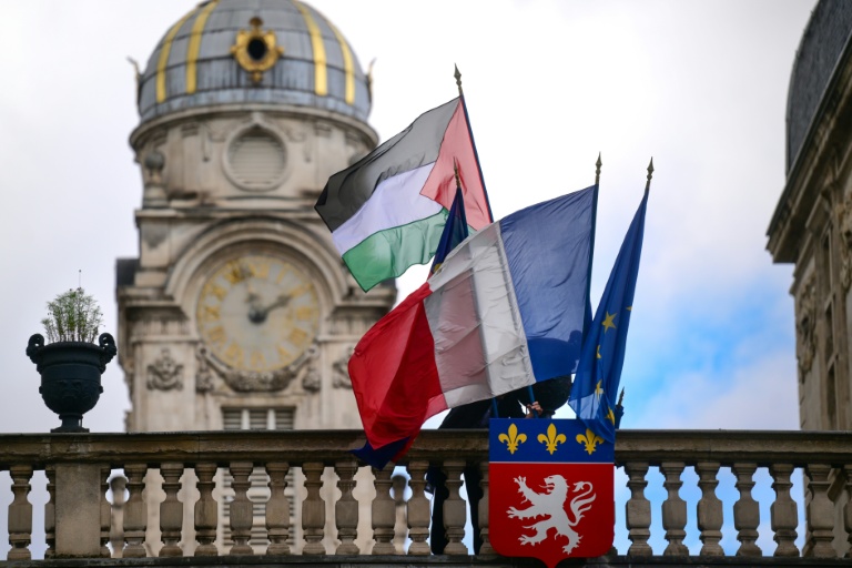 Près d'une centaine de mairies hissent le drapeau palestinien malgré l'opposition de la place Beauvau
