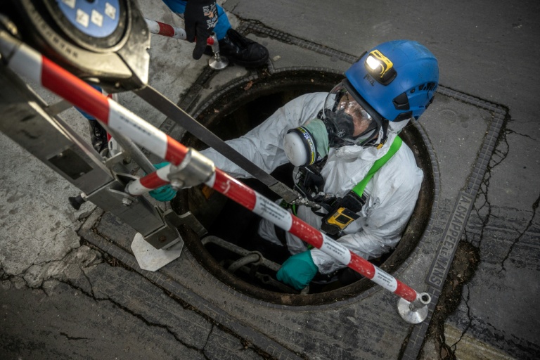 Les égoutiers de Paris, travailleurs "de l'ombre" essentiels à la ville lumière