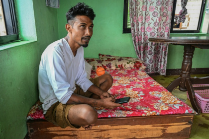 Santosh Sunar, un chômeur népalais chez lui le 14 septembre 2025, va devoir partir à l'étranger pour trouver un emploi, comme de nombreux jeunes - Arun SANKAR (AFP) Santosh Sunar, un chômeur népalais chez lui le 14 septembre 2025, va devoir partir à l'étranger pour trouver un emploi, comme de nombreux jeunes - Arun SANKAR (AFP)