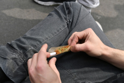 Par rapport à 2015, on trouve cinq fois moins de fumeurs quotidiens et trois fois moins de jeunes ayant expérimenté le cannabis - ALAIN JOCARD (AFP) Par rapport à 2015, on trouve cinq fois moins de fumeurs quotidiens et trois fois moins de jeunes ayant expérimenté le cannabis - ALAIN JOCARD (AFP)