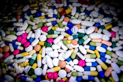 En une semaine, plus de 250.000 médicaments ont été jetés au sein d'environ 200 hôpitaux et cliniques français, montre une étude publiée mercredi, qui note qu'un cinquième de ces traitements seraient encore utilisables - PHILIPPE HUGUEN (AFP)