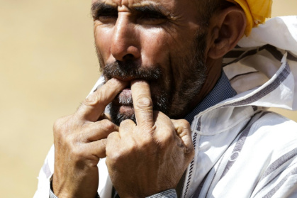 Un habitant du hameau d'Imzerri utilise la pratique ancienne du langage sifflé, permettant de communiquer à travers de vastes distances, le 19 août 2025 dans les montagnes de l'Atlas, au Maroc - Abdel Majid BZIOUAT (AFP)