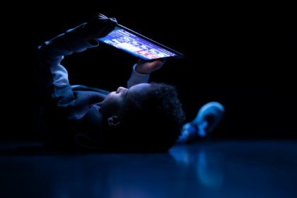 Un enfant regarde une tablette à Paris, le 14 février 2024. - JOEL SAGET (AFP)