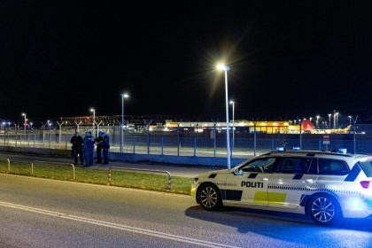 Des policiers à l'extérieur de l'aéroport de Copenhague, après un survol de drones, le 22 septembre 2025 au Danemark - Steven Knap (AFP)
