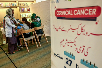 Une soignante (g) administre le vaccin contre le virus du papillome humain (VPH) à une adolescente, lors d'une campagne de vaccination contre le cancer du col de l'utérus, le 24 septembre 2025 à Karachi, au Pakistan - Rizwan TABASSUM (AFP) Une soignante (g) administre le vaccin contre le virus du papillome humain (VPH) à une adolescente, lors d'une campagne de vaccination contre le cancer du col de l'utérus, le 24 septembre 2025 à Karachi, au Pakistan - Rizwan TABASSUM (AFP)