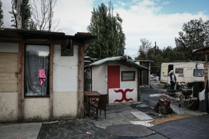 Cette photographie, prise le 26 septembre 2025, montre des cabanes dans un bidonville de Stains, près de Paris - Thibaud MORITZ (AFP) Cette photographie, prise le 26 septembre 2025, montre des cabanes dans un bidonville de Stains, près de Paris - Thibaud MORITZ (AFP)