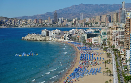Des touristes sur la plage de Levante à Benidorm, au nord d'Alicante, en Espagne, le 11 septembre 2025 en Espagne - Jose Jordan (AFP) Des touristes sur la plage de Levante à Benidorm, au nord d'Alicante, en Espagne, le 11 septembre 2025 en Espagne - Jose Jordan (AFP)