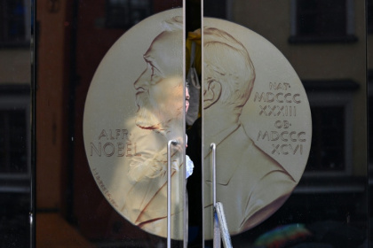 Après avoir couronné en 2024 la Sud-Coréenne Han Kang, première femme asiatique à recevoir le Nobel de littérature, l'Académie suédoise pourrait opter jeudi pour un auteur occidental - Stefanie Loos (AFP)