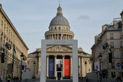 Un portrait de l'ancien avocat et ministre  de la Justice Robert Badinter sur la façade du Panthéon, le 8 octobre 2025 à Paris - Arnaud RICHARD (AFP)