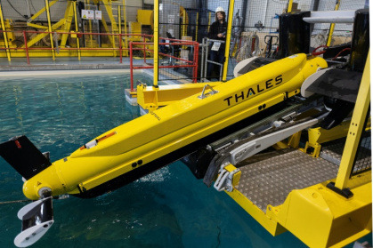 Mise à l'eau par télécommande du sonar Tsam de Thales du programme de la lutte contre les mines franco-britannique MMCM à Brest, le 1er octobre 2025 - Fred TANNEAU (AFP)