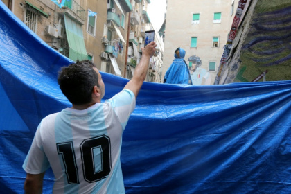 L'accès à la place Maradona de Naples, en Italie, est barré par des bâches tendues par des commerçants mécontents d'une opération de police dans le quartier, le 16 octobre 2025 - Carlo Hermann (AFP) L'accès à la place Maradona de Naples, en Italie, est barré par des bâches tendues par des commerçants mécontents d'une opération de police dans le quartier, le 16 octobre 2025 - Carlo Hermann (AFP)