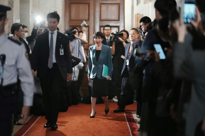 La présidente du Parti libéral démocrate (PLD) au pouvoir au Japon, Sanae Takaichi (au centre), marche avant de signer un accord à la Diète à Tokyo, le 20 octobre 2025 - Kazuhiro NOGI (AFP) La présidente du Parti libéral démocrate (PLD) au pouvoir au Japon, Sanae Takaichi (au centre), marche avant de signer un accord à la Diète à Tokyo, le 20 octobre 2025 - Kazuhiro NOGI (AFP)