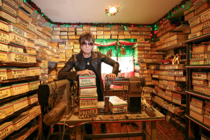 Chris Francis dans son atelier de Los Angeles, en Californie, le 21 octobre 2025 - VALERIE MACON (AFP)