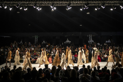 Des mannequins portant des créations de la styliste indo-kenyane LilaBare défilent lors de la Lagos Fashion Week à Lagos, le 30 octobre 2025. - OLYMPIA DE MAISMONT (AFP)