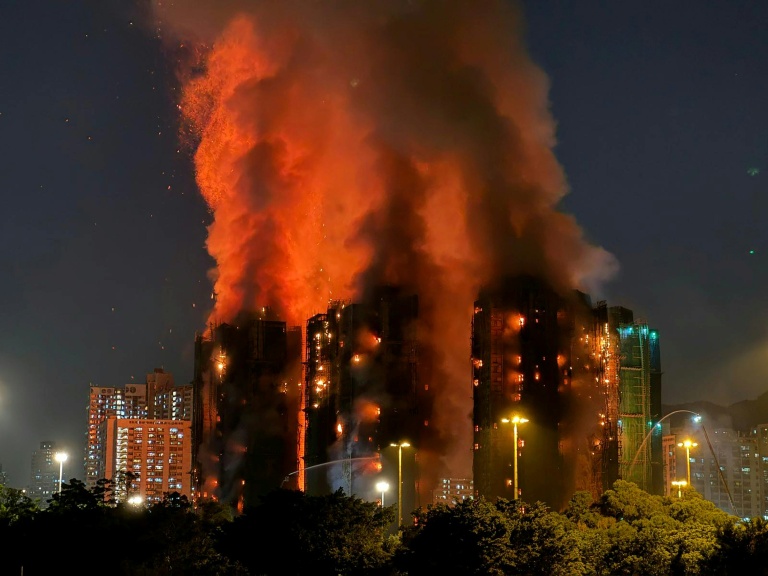 A Hong Kong, les pompiers tentent d'éteindre le gigantesque incendie d'un complexe immobilier
