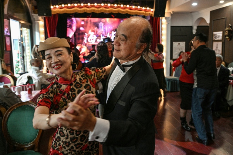 A Shanghai, les seniors font valser la solitude dans les dancings rétro