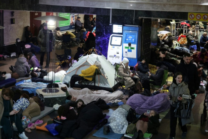 Des habitants de Kiev se réfugient dans une station de métro pendant un bombardement russe, le 25 novembre 2025 - Yan Dobronosov (AFP)