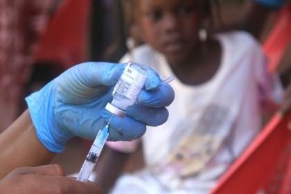 Un enfant soudanais observe la préparation d'un vaccin lors d'une campagne de vaccination contre la diphtérie dans un camp de déplacés dans la ville d'Al-Dabbah, dans le nord du Soudan, le 22 novembre 2025 - Ebrahim Hamid (AFP)
