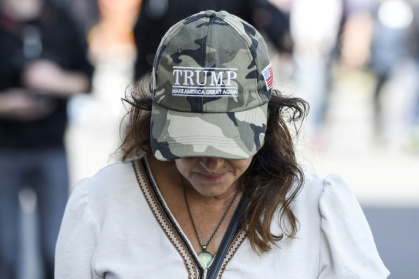 Une manifestante antivax avec une casquette "Trump, make America great again", à Nantes le 7 août 2021 - Sebastien SALOM-GOMIS (AFP)