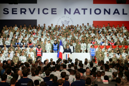 Le président Emmanuel Macron (C) présente le nouveau service national militaire lors d'un discours à Varces (Isère), le 27 novembre 2025 - JULIEN DE ROSA (AFP)