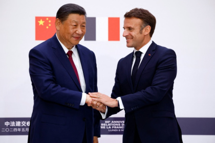 Le président français Emmanuel Macron (droite) serre la main de son homologue chinois Xi Jinping, le 6 mai 2024 à Paris - Ludovic MARIN (AFP)