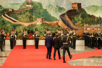 Le président chinois Xi Jinping  et le président français Emmanuel Macron au Palais du Peuple à Pékin, le 4 décembre 2025 - Ludovic MARIN (AFP)