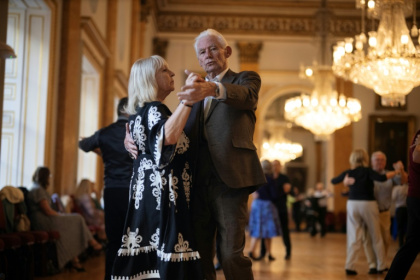 Un couple de danseurs à la mairie de Liverpool, en Angleterre, le 17 novembre 2025 - Oli SCARFF (AFP)