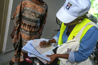 Un agent recenseur recueille des informations auprès d'un habitant de Mamoudzou, sur le territoire français de Mayotte, dans l'océan Indien, le 2 décembre 2025 - Marine GACHET (AFP)