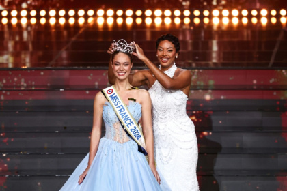 Miss Tahiti, Hinaupoko Devèze, est couronnée par la Miss France 2025 Angélique Angarni-Filopon lors du concours de beauté Miss France 2026 au Zénith d'Amiens, dans la Somme, le 6 décembre 2025 - Sameer AL-DOUMY (AFP)