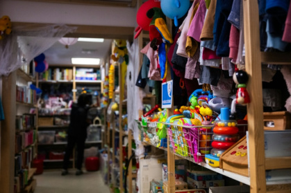 Des vêtements et des jouets dans La P'tite Boutique, à Chaville, dans les Hauts-de-Seine, le 7 novembre 2025 - Julie SEBADELHA (AFP)