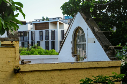 Un bâtiment dont le toit a été arraché à Mamoudzou, un an après le passage du cyclone Chido à Mayotte, le 2 décembre 2025 - Marine GACHET (AFP)