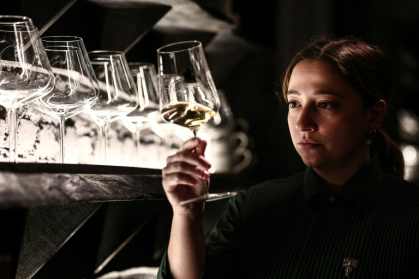 Agnese Morandi, la sommelière italienne du deux étoiles Table, à Paris, le 27 novembre 2025 - Thibaud MORITZ (AFP)