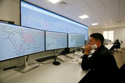 La salle de contrôle de la gare ferroviaire de Dostyk, à la frontière kazakho-chinoise, le 19 novembre 2025 - Ruslan PRYANIKOV (AFP)