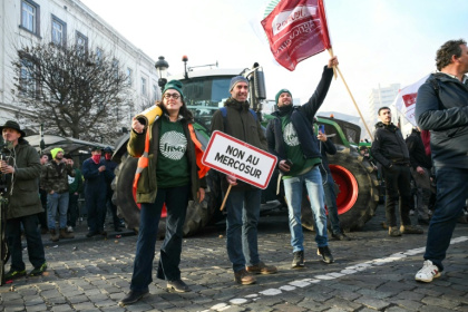 Des agriculteurs manifestent contre l'accord de l'UE avec des pays du Mercosur près du Parlement européen, à Bruxelles, le 18 décembre 2025 - NICOLAS TUCAT (AFP)