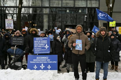 Manifestation à Montréal d'immigrants contre la suppression de programme permettant la résidence permanente, le 12 décembre 2025 - Daphné LEMELIN (AFP)