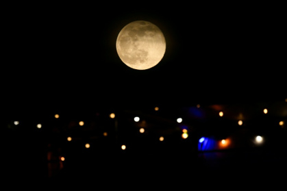 La lune au-dessus de Fort-de-France, en Martinique, le 5 novembre 2025 - Loic VENANCE (AFP)