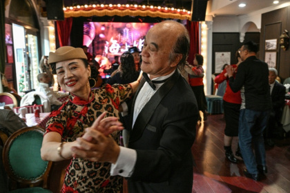 Cette photo prise le 10 décembre 2025 montre Wang Li, 65 ans, en train de danser avec un partenaire dans une salle de danse du district de Changning à Shanghai - Hector RETAMAL (AFP)