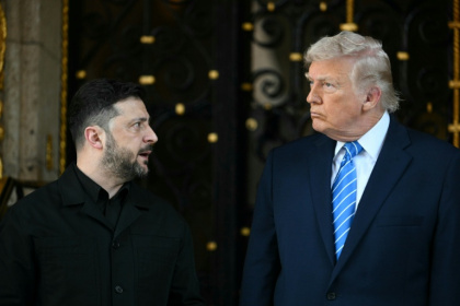 Le président ukrainien Volodymyr Zelensky (G) et le président américain Donald Trump à Mar-a-Lago, à Palm Beach (Floride), aux Etats-Unis, le 28 décembre 2025 - Jim WATSON (AFP)