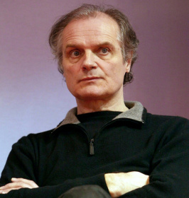 L'écrivain Pierre Bordage pose lors de sa visite au salon du livre de Paris, le 26 mars 2010 - ETIENNE DE MALGLAIVE (AFP)