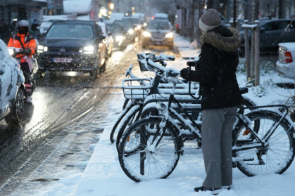 Circulation petrurbée par les chutes de neige à Paris le 5 janvier 2026 - Ludovic MARIN (AFP)
